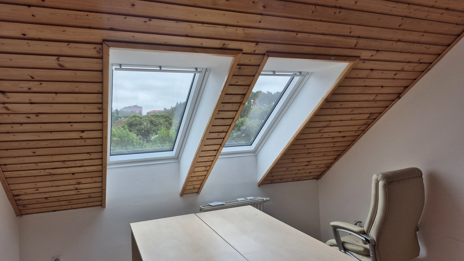 Podkrovní kancelář se střešními okny VELUX GLU a dřevěným stropem