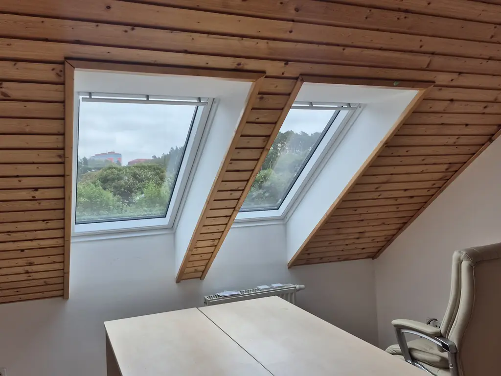Podkrovní kancelář se střešními okny VELUX GLU a dřevěným stropem