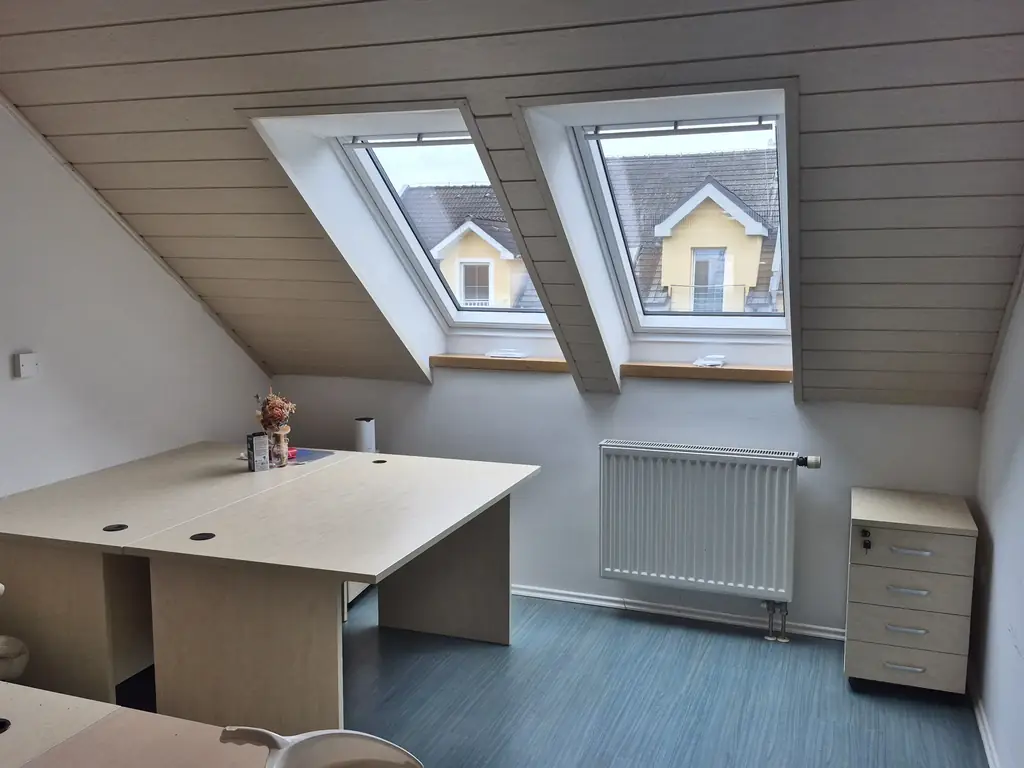 Podkrovní pracovna se dvěma novými střešními okny VELUX